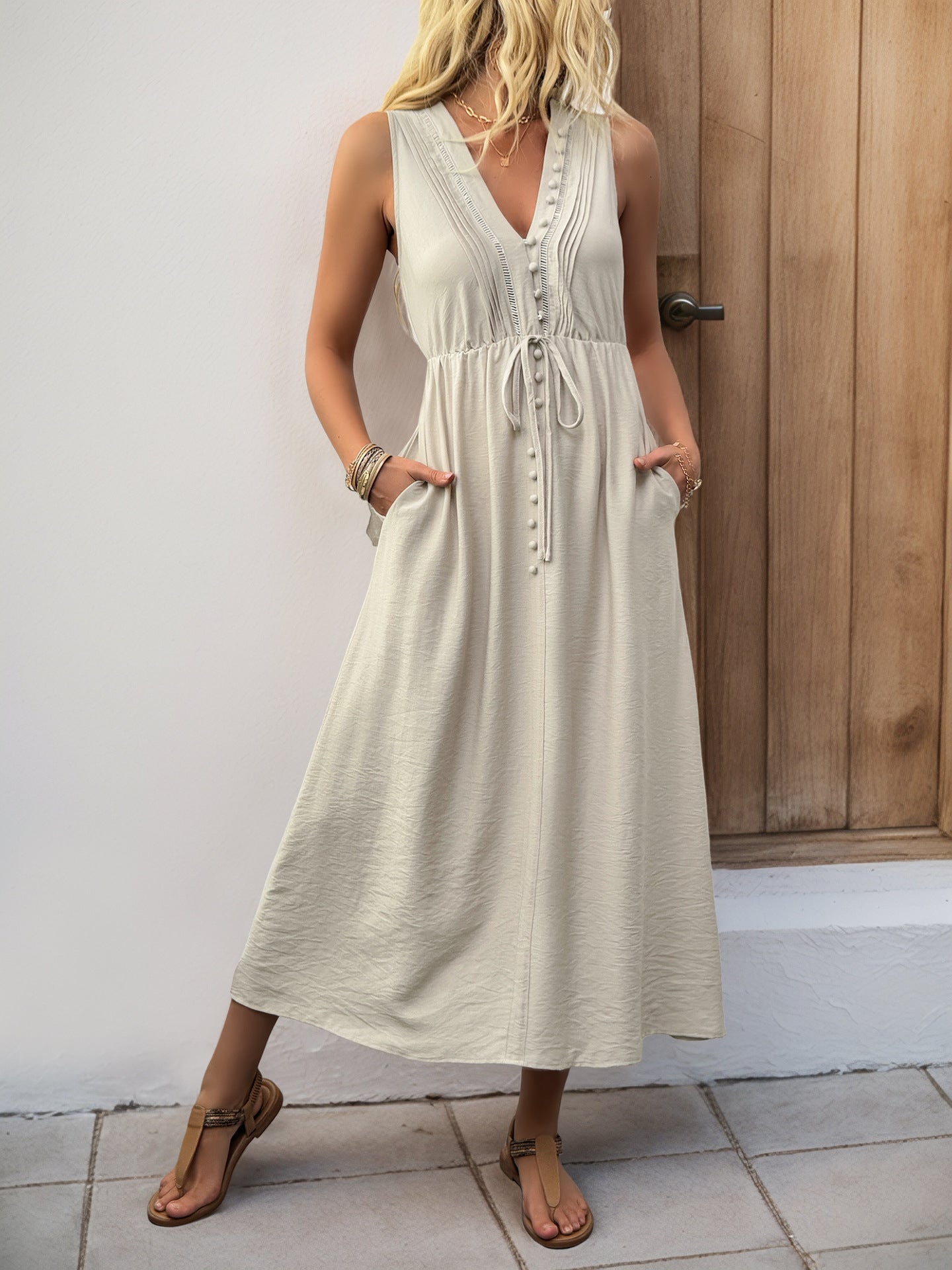 Women's V-Neck Pleated Sleeveless Pocket Dress